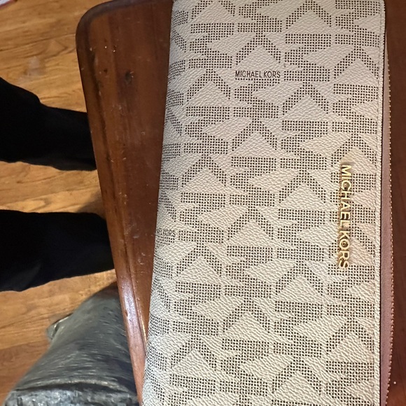 This is a Michael Kors wallet. Used once, practically brand new condition - Picture 7 of 8